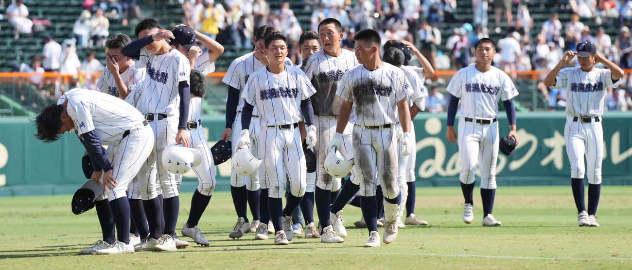 新潟産大付対京都国際　京都国際に敗れ、涙する新潟産大付ナイン（撮影・鈴木みどり）