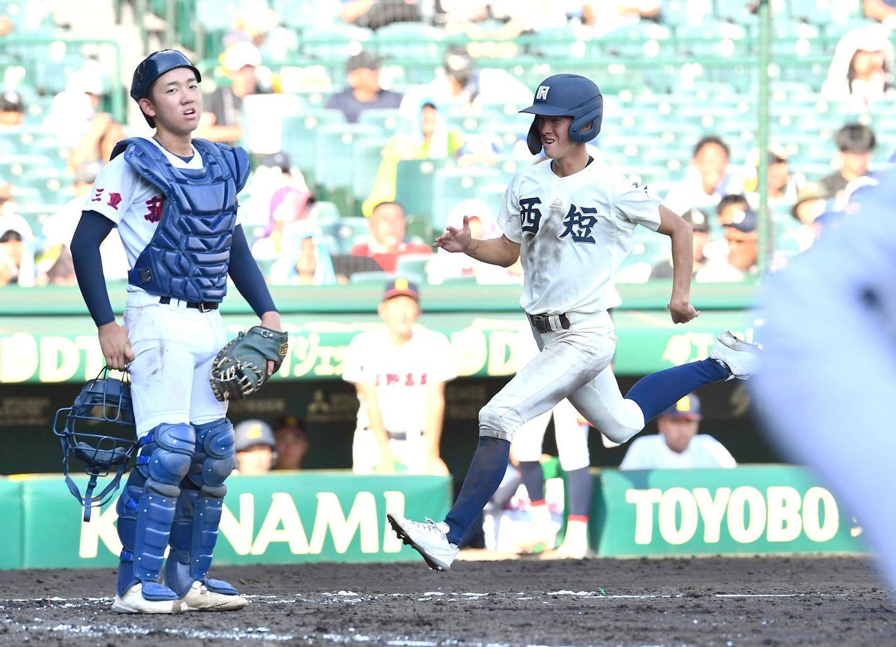 西日本短大付対菰野　3回表西日本短大付2死二、三塁、井上蓮の遊ゴロと一塁手の失策の間に二塁から生還した奥（撮影・岩下翔太）