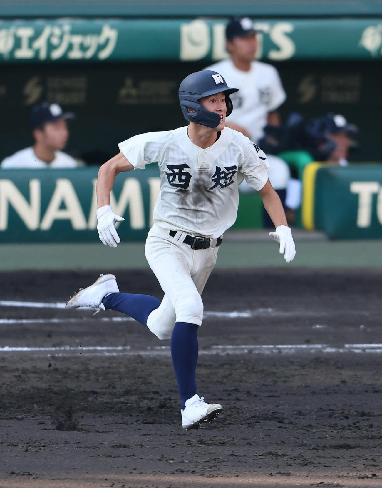 西日本短大付対菰野　3回表西日本短大付2死二、三塁、奥は遊撃へ適時内野安打を放ち、送球の間に二塁へ進塁する