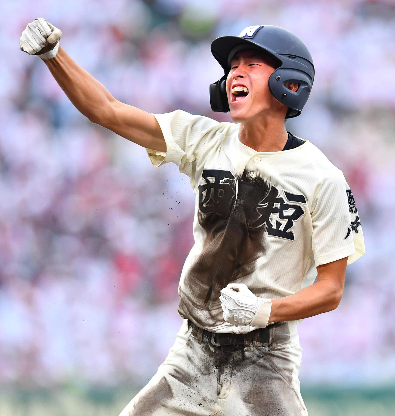 西日本短大付対菰野　9回表西日本短大付2死二、三塁、三塁へのセーフティースクイズを成功させ、ガッツポーズする奥（撮影・岩下翔太）