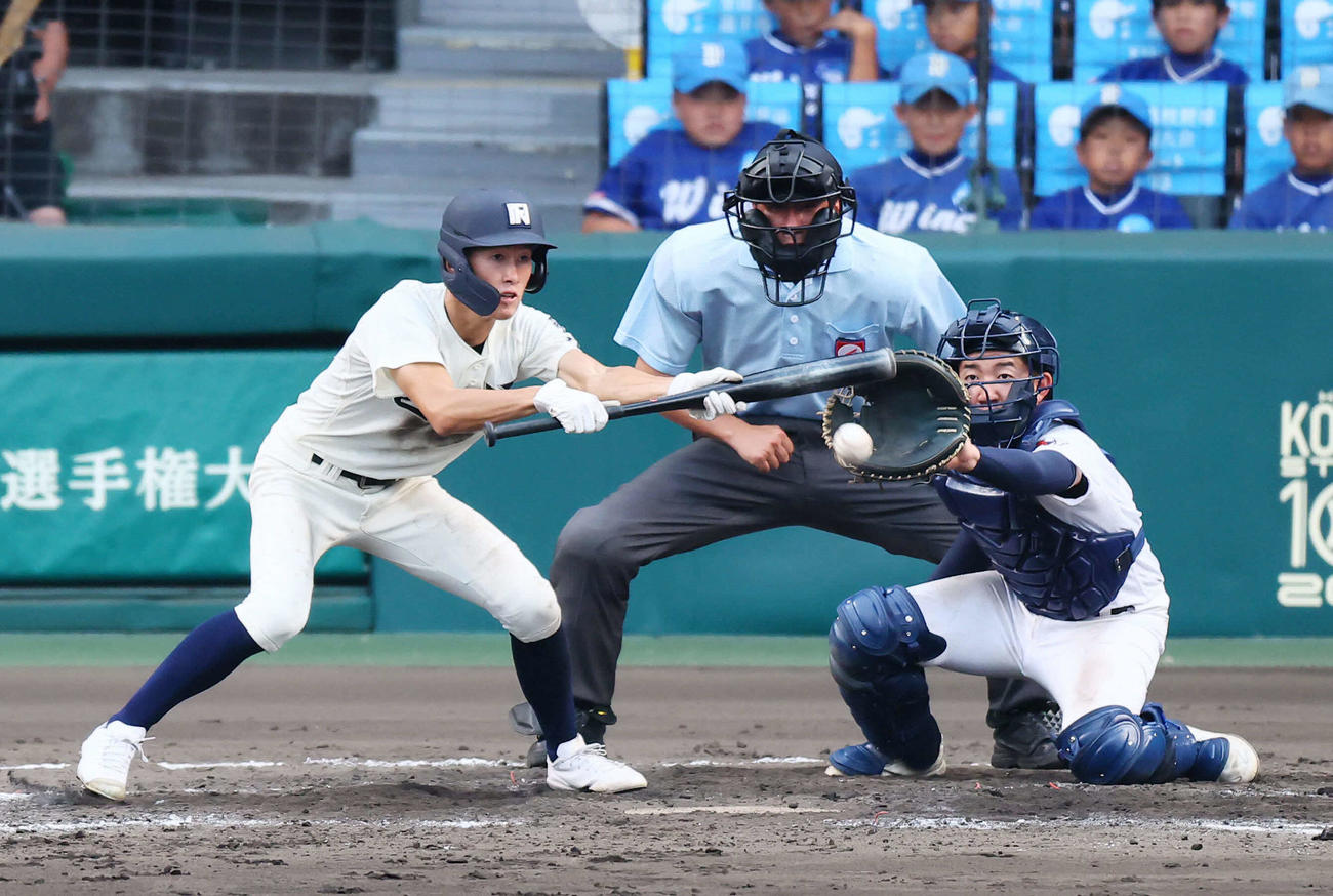 西日本短大付対菰野　9回表西日本短大付2死二、三塁、奥はスクイズを決め追加点を挙げる。捕手栗