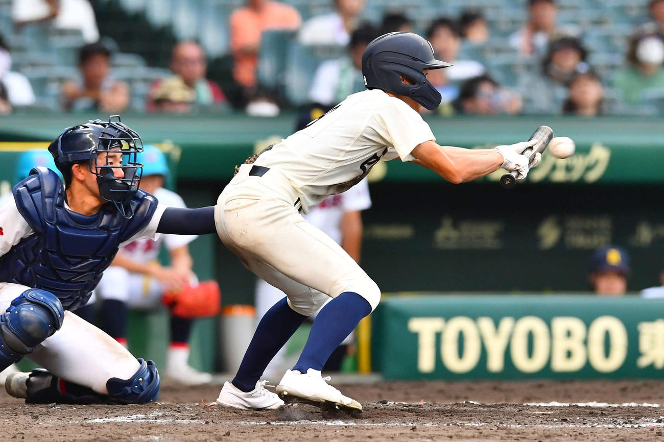 西日本短大付対菰野　9回表西日本短大付2死二、三塁、奥は三塁へのセーフティースクイズを成功させる（撮影・岩下翔太）