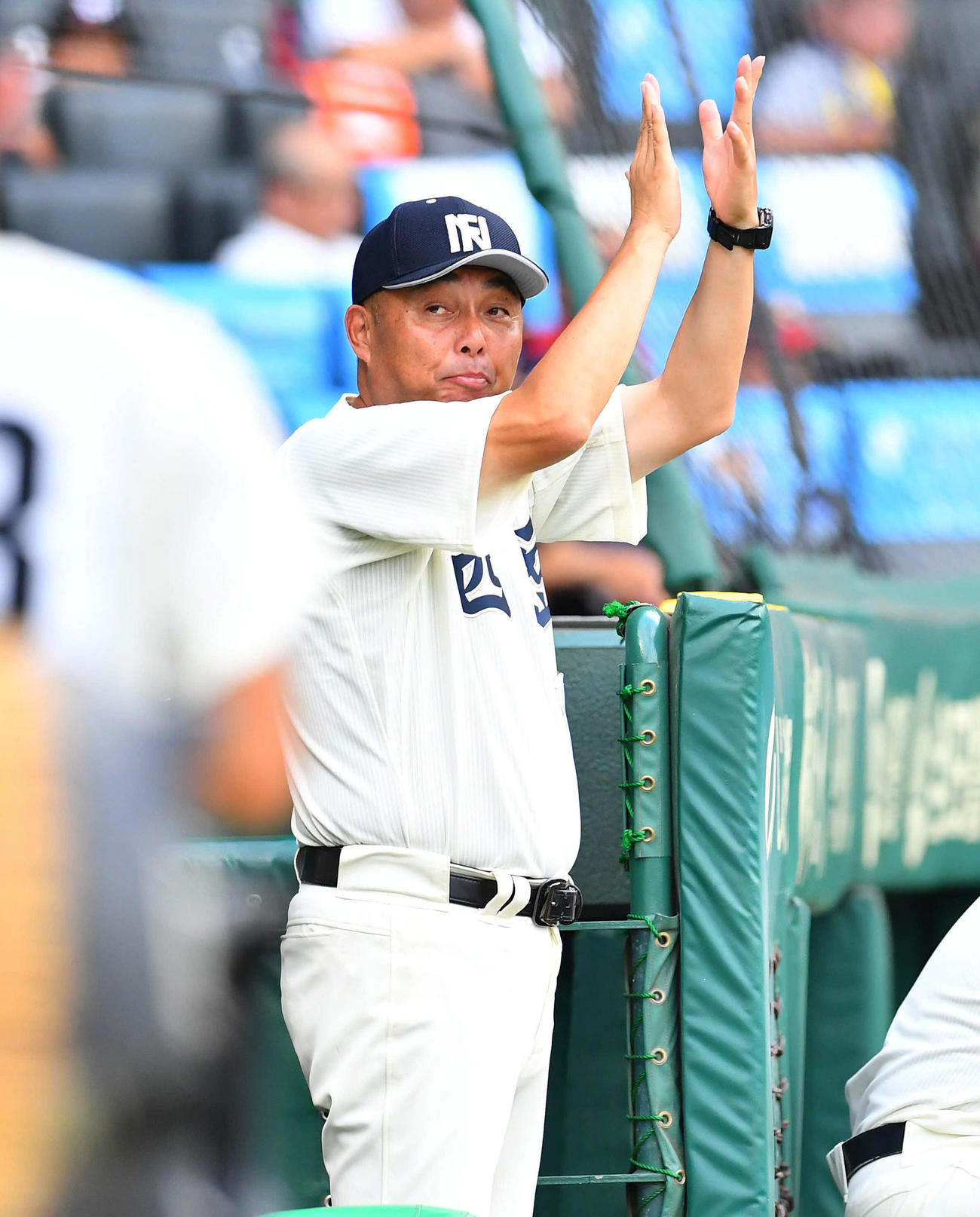 西日本短大付対菰野　9回表西日本短大付1死二塁、斉藤が適時二塁打を放ち、ベンチで手をたたく西村監督（撮影・岩下翔太）