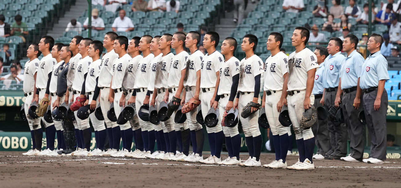 西日本短大付対菰野　菰野に勝利し、校歌を歌う西日本短大付ナイン（撮影・鈴木みどり）
