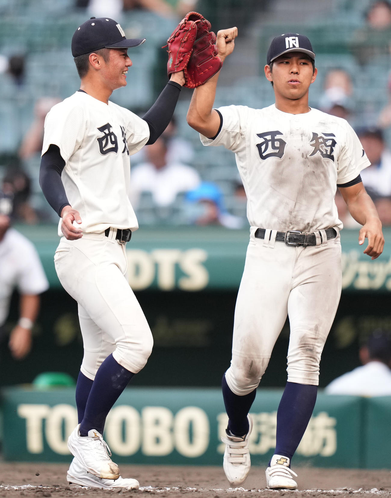 西日本短大付対菰野　菰野に勝利し、タッチを交わす西日本短大付・中野（左）（撮影・鈴木みどり）