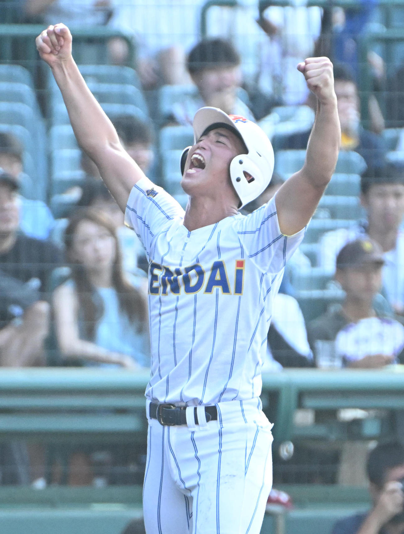 智弁学園対健大高崎　1回裏健大高崎1死三塁、高山裕次郎の先制適時打に喜ぶ三塁コーチの金井俐樹（撮影・石井愛子）