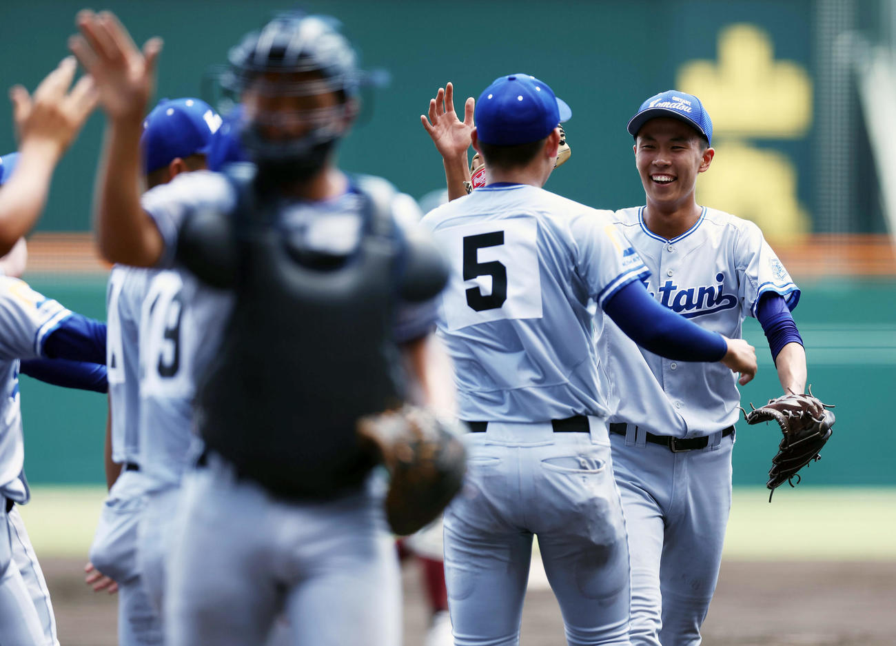 小松大谷対大阪桐蔭　大阪桐蔭に完封勝利し喜ぶ西川（右端）ら小松大谷ナイン（撮影・前田充）