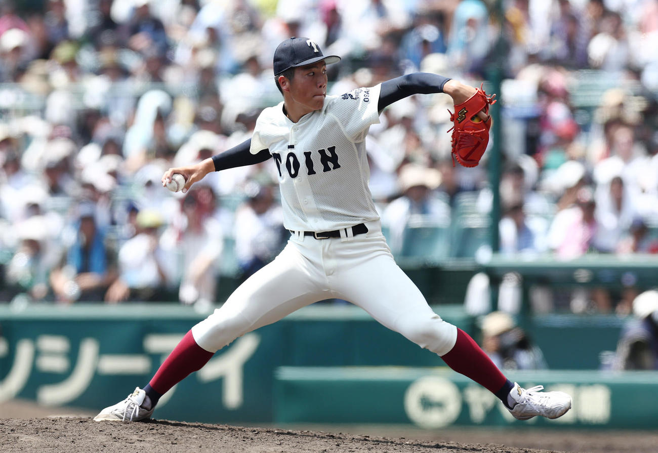 小松大谷対大阪桐蔭　8回表、大阪桐蔭2番手で登板する平嶋（撮影・前田充）