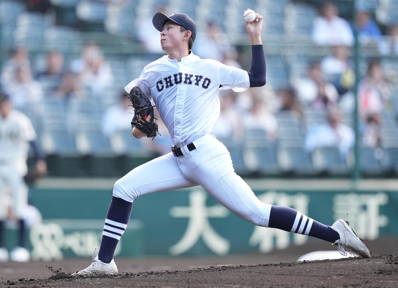 神村学園対中京大中京　先発し力投する中京大中京・中井（撮影・鈴木みどり）