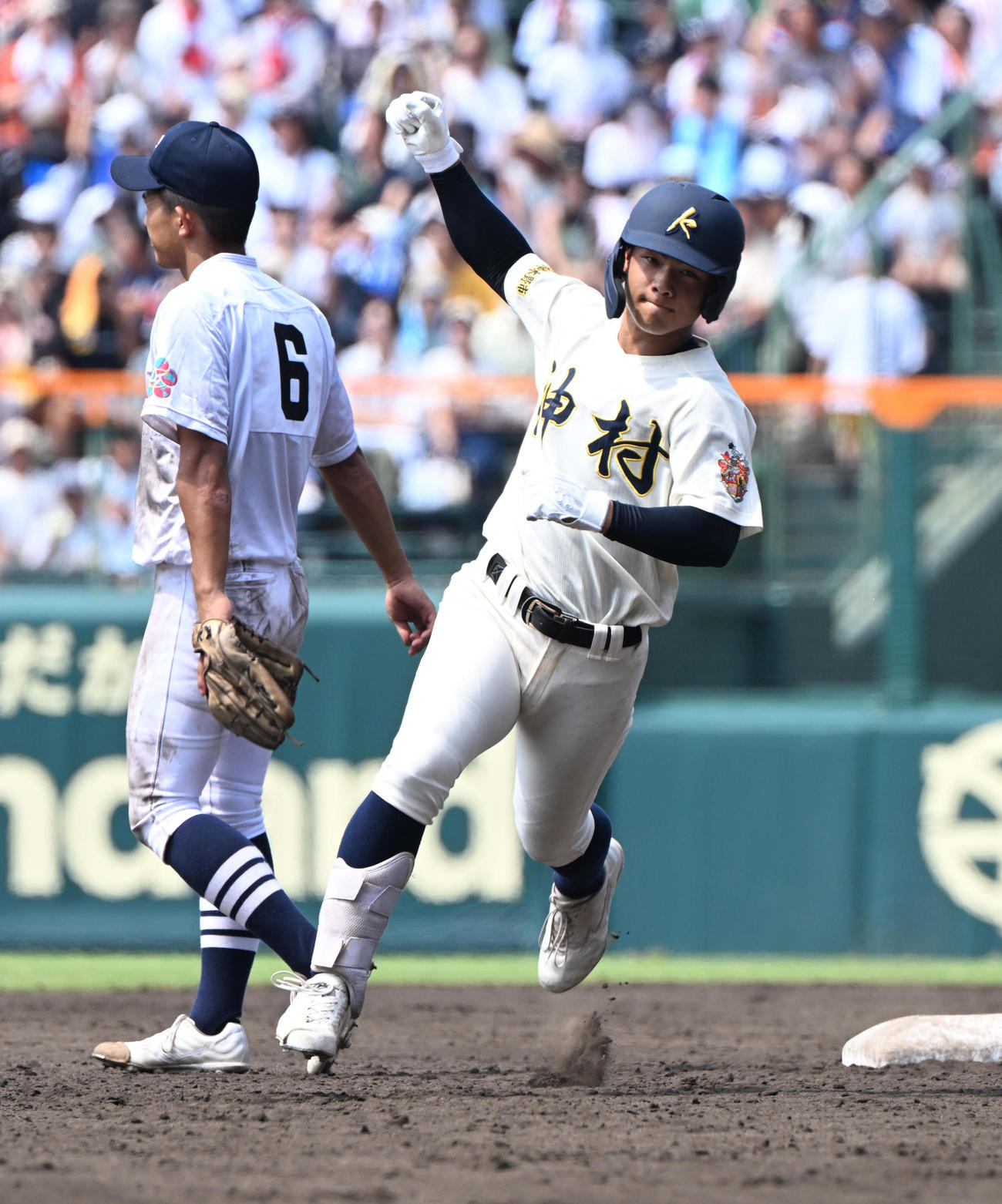 神村学園対中京大中京　9回表神村学園無死、右越えソロ本塁打を放った入耒田はガッツポーズ（撮影・和賀正仁）