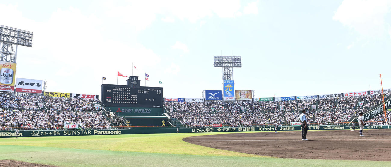 掛川西対岡山学芸館　戦争で亡くなられた方の冥福を祈り黙とうがささげられた井（撮影・和賀正仁）