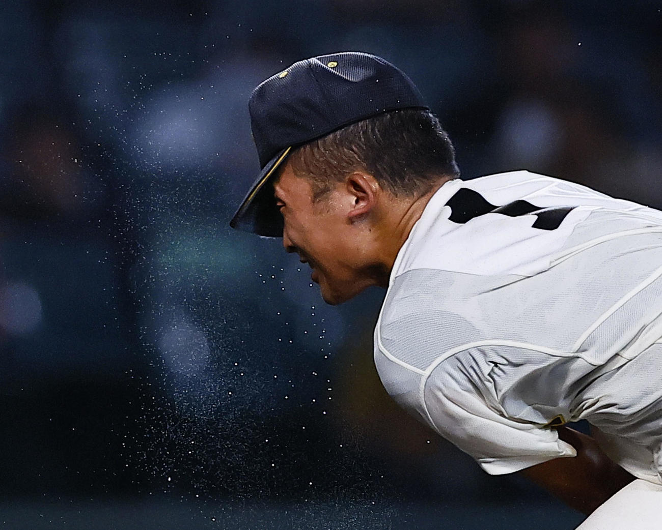 大社対創成館　9回、汗を飛ばし力投する大社・馬庭（撮影・藤尾明華）