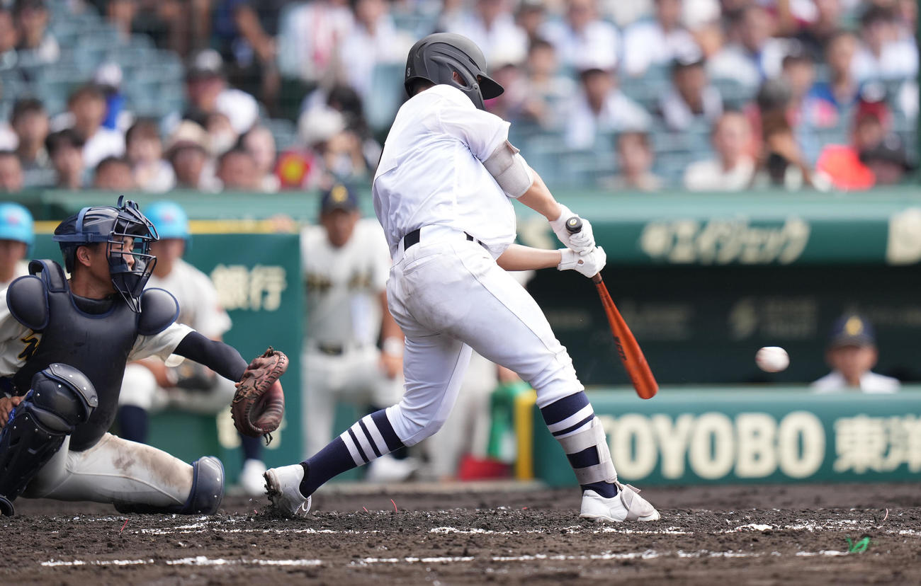 神村学園対中京大中京　3回裏中京大中京2死三塁、先制の左前適時打を放つ岡部（撮影・鈴木みどり）