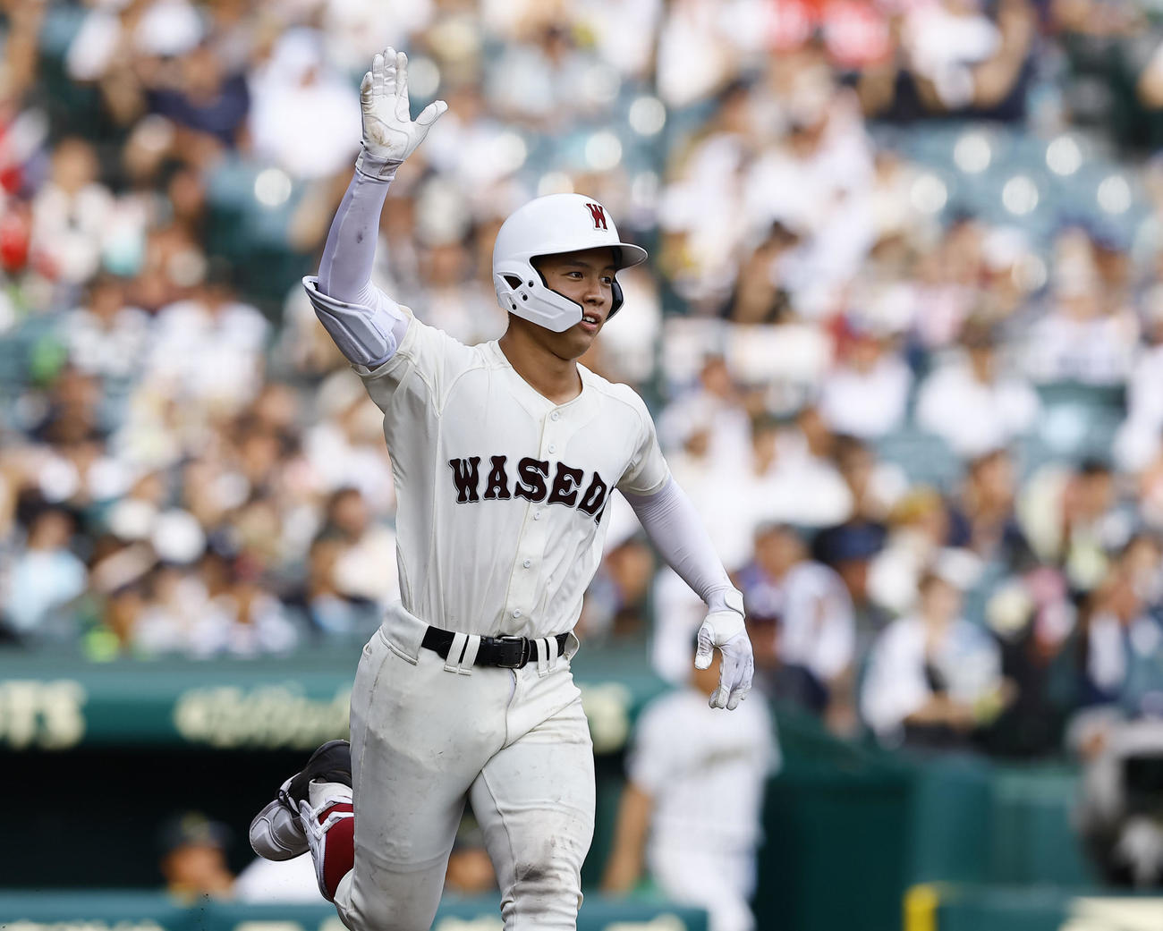 鶴岡東対早実　10回裏早実1死満塁、中村は右前にサヨナラ打を放ち人差し指を掲げる（撮影・藤尾明華）