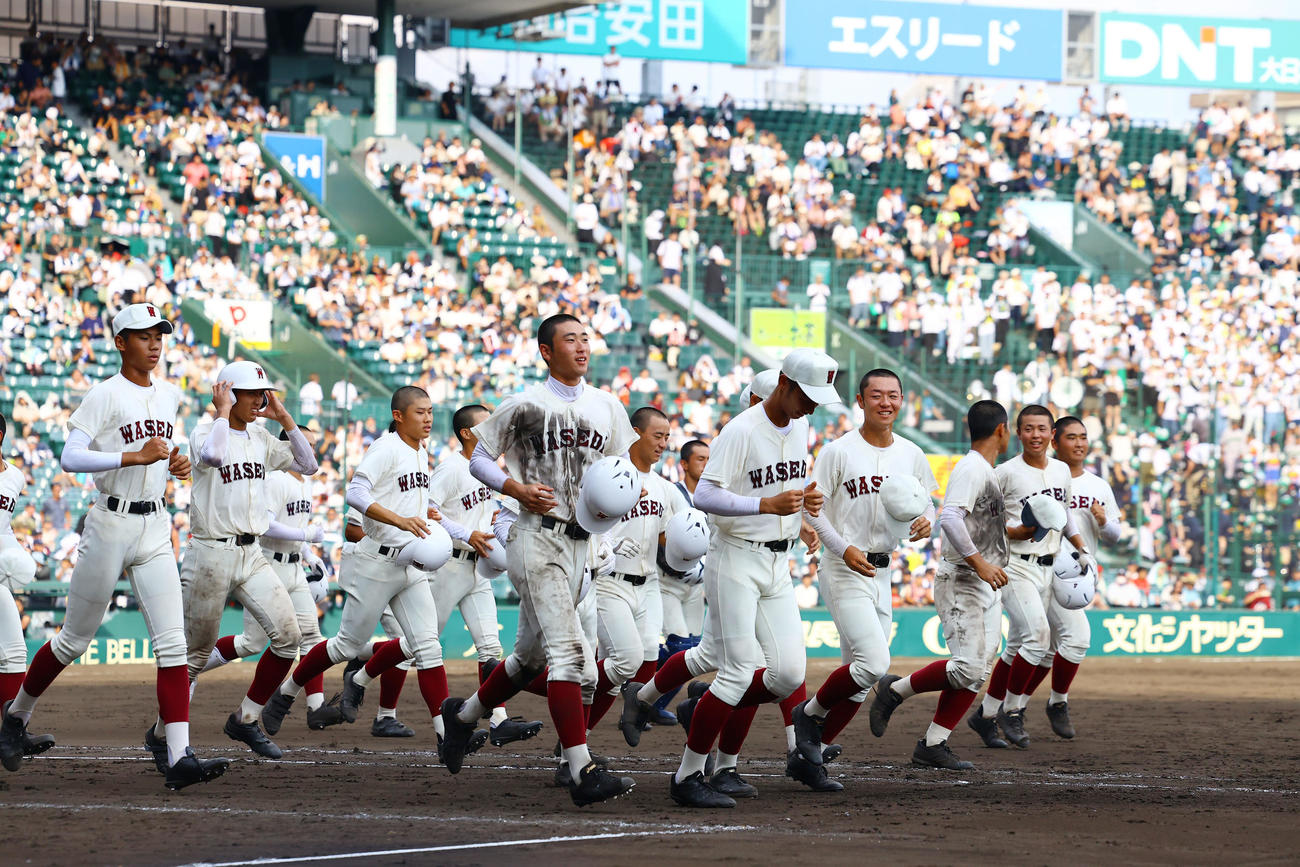 鶴岡東対早実　鶴岡東に勝利し、アルプスへ向かう早実ナイン（撮影・藤尾明華）