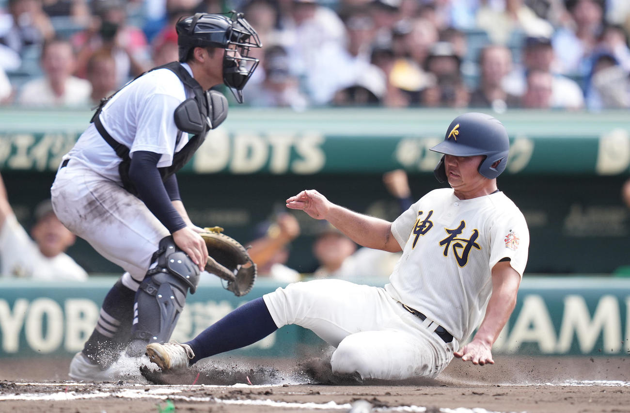 神村学園対中京大中京　6回表神村学園1死二塁、上川床の中前適時打で生還する二塁走者正林。捕手杉浦（撮影・鈴木みどり）