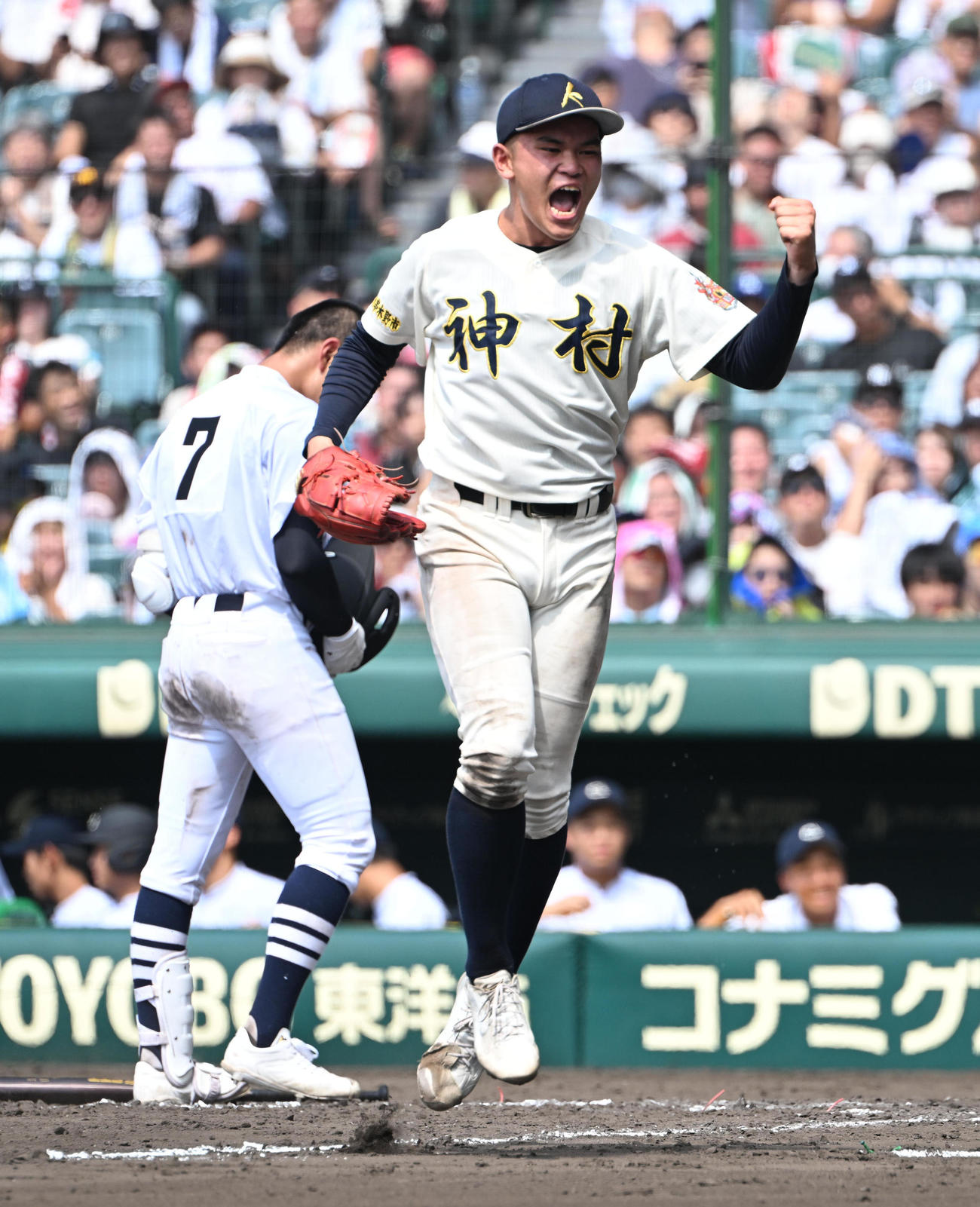 神村学園対中京大中京　8回表中京大中京2死一、二塁、村上を捕邪飛に打ち取りガッツポーズする今村（撮影・和賀正仁）