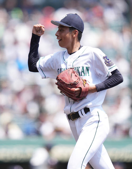 掛川西対岡山学芸館　6回表まで無失点に抑え、ガッツポーズする岡山学芸館・丹羽（撮影・鈴木みどり）