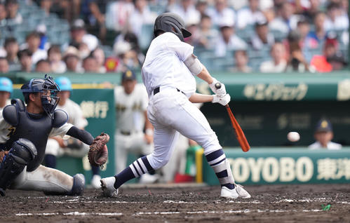 神村学園対中京大中京　3回裏中京大中京2死三塁、先制の左前適時打を放つ岡部（撮影・鈴木みどり）