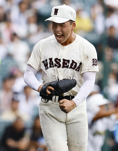 鶴岡東対早実　9回表鶴岡東2死一、二塁、億田を三ゴロに打ち取りガッツポーズをする中村（撮影・藤尾明華）