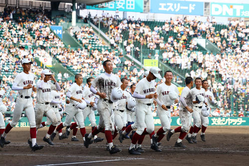 鶴岡東対早実　鶴岡東に勝利し、アルプスへ向かう早実ナイン（撮影・藤尾明華）
