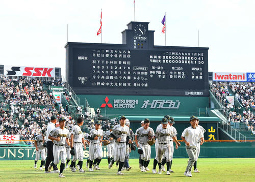 鶴岡東対早実　早実にサヨナラ負けとなり、肩を落とす鶴岡東ナイン（撮影・岩下翔太）