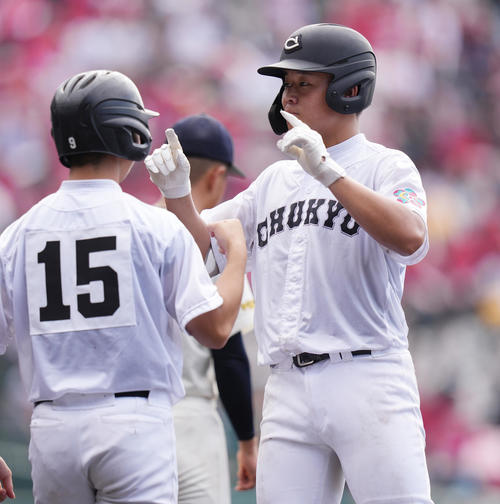 神村学園対中京大中京　3回裏中京大中京2死三塁、先制の左前適時打を放ち、ポーズをとる岡部（撮影・鈴木みどり）