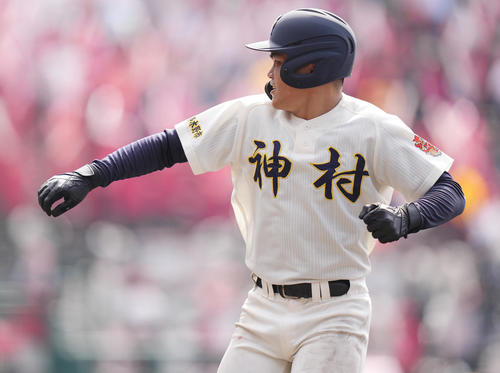 神村学園対中京大中京　6回表神村学園2死三塁、中前適時打を放ち、ガッツポーズする今村（撮影・鈴木みどり）