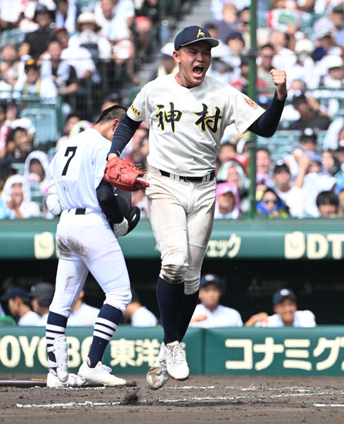 神村学園対中京大中京　8回表中京大中京2死一、二塁、村上を捕邪飛に打ち取りガッツポーズする今村（撮影・和賀正仁）