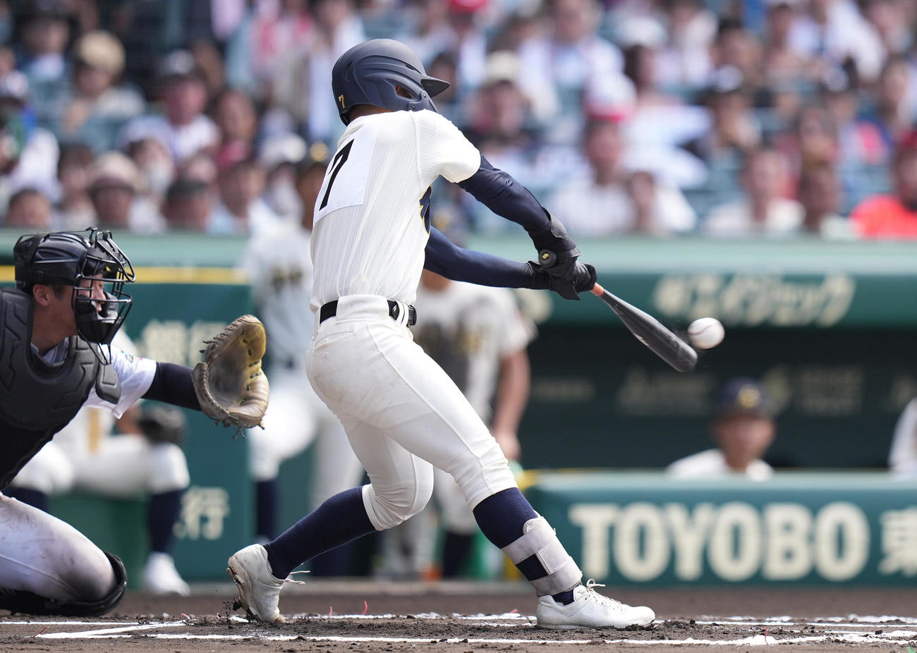 神村学園対中京大中京　6回表神村学園1死二塁、中前適時打を放つ上川床（撮影・鈴木みどり）