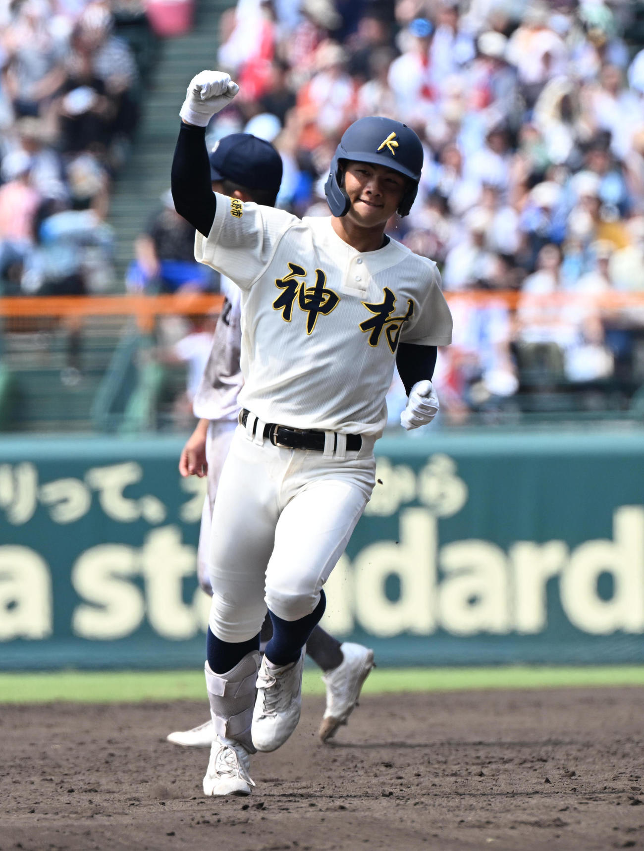 神村学園対中京大中京　9回表神村学園無死、右越えソロ本塁打を放った入耒田はガッツポーズ（撮影・和賀正仁）