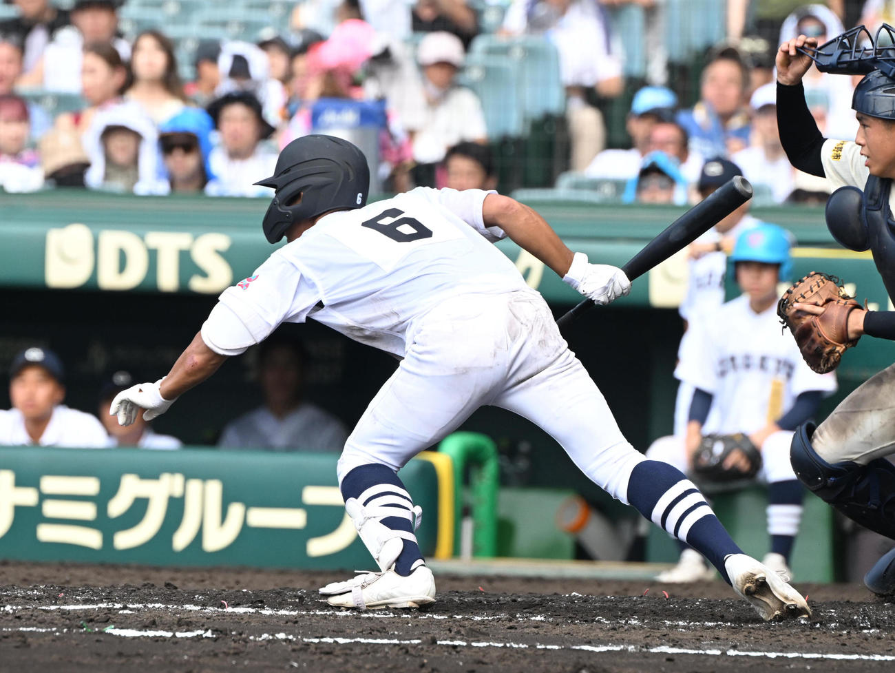 神村学園対中京大中京　4回裏中京大中京1死一、三塁、投前にセーフティースクイズを成功させる福田（撮影・和賀正仁）