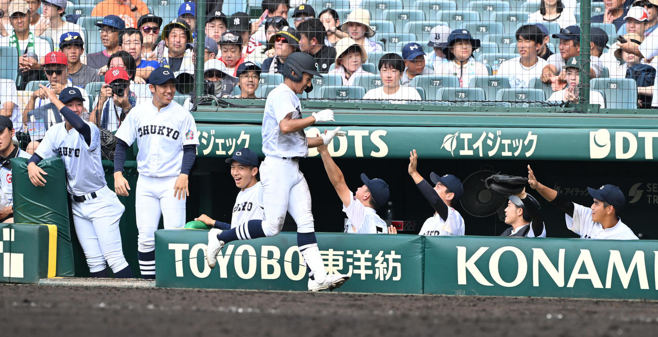 神村学園対中京大中京　4回裏中京大中京1死一、三塁、投前にセーフティースクイズを成功させた福田はナインとタッチする（撮影・和賀正仁）