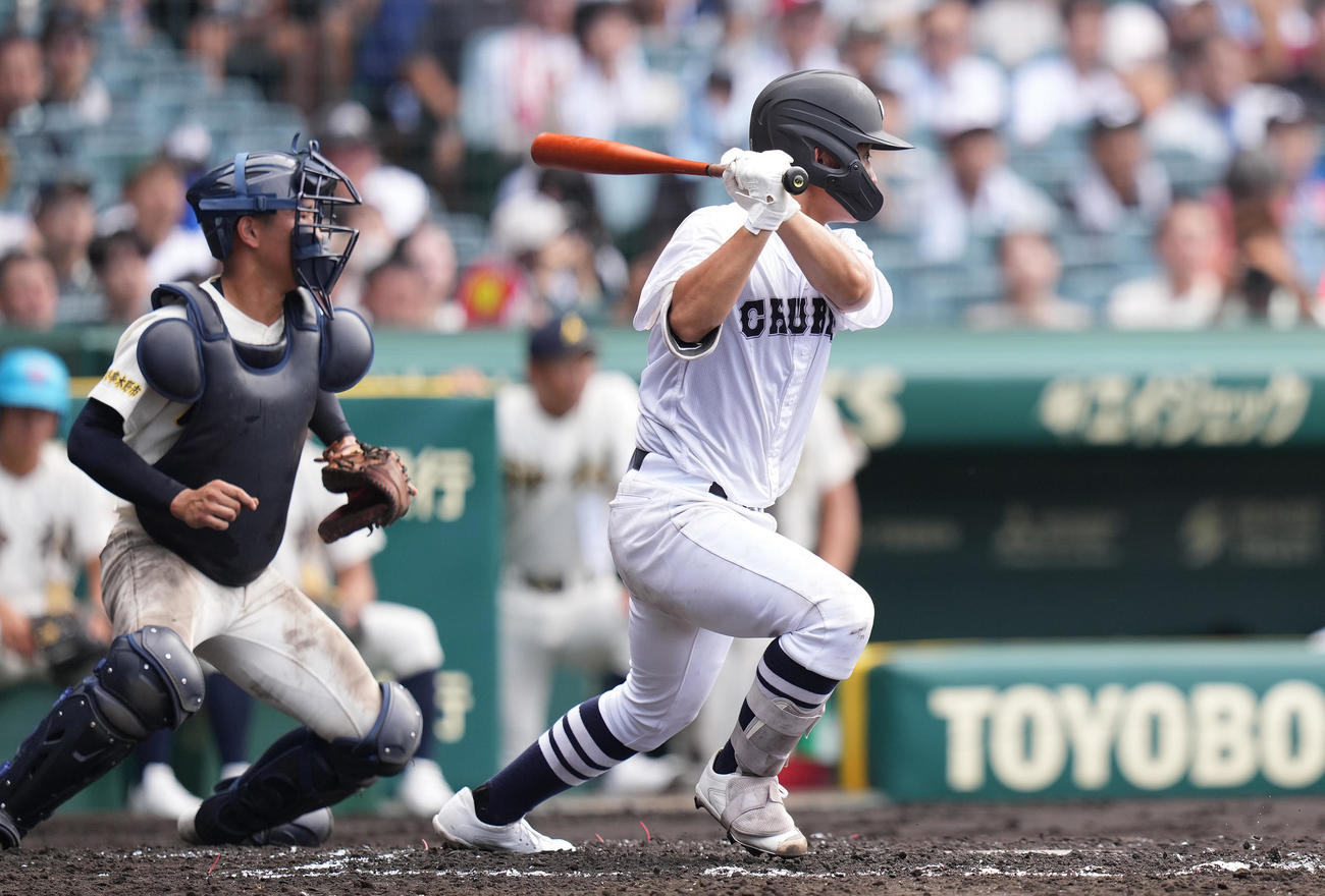 神村学園対中京大中京　3回裏中京大中京2死三塁、先制の左前適時打を放つ岡部（撮影・鈴木みどり）