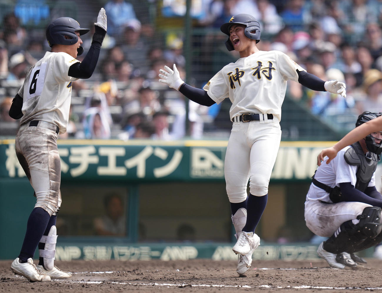 神村学園対中京大中京　9回表神村学園無死、右越えソロ本塁打を放った入耒田（右）は笑顔で生還（撮影・鈴木みどり）