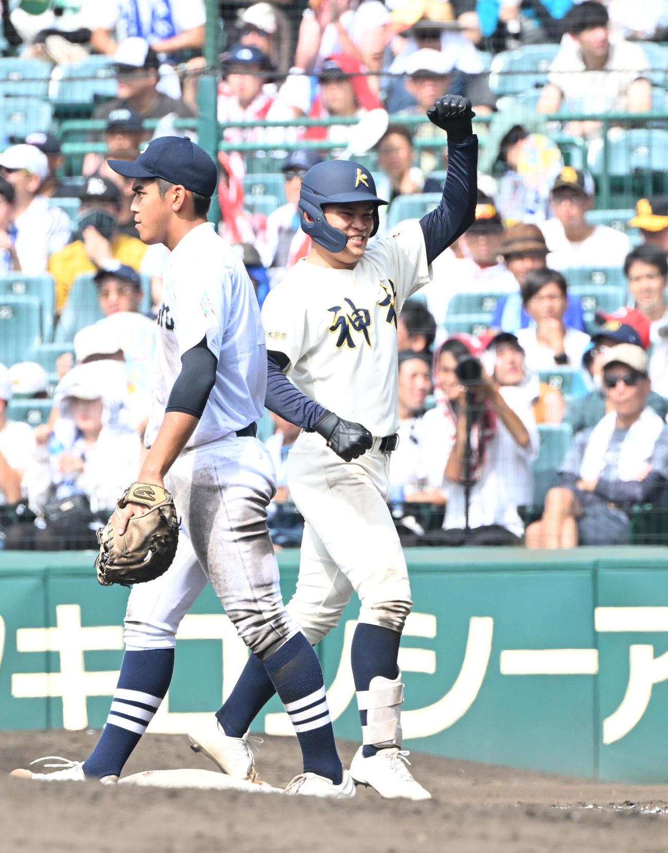 神村学園対中京大中京　6回表神村学園2死三塁、中前適時打を放った今村（右）はガッツポーズ（撮影・和賀正仁）