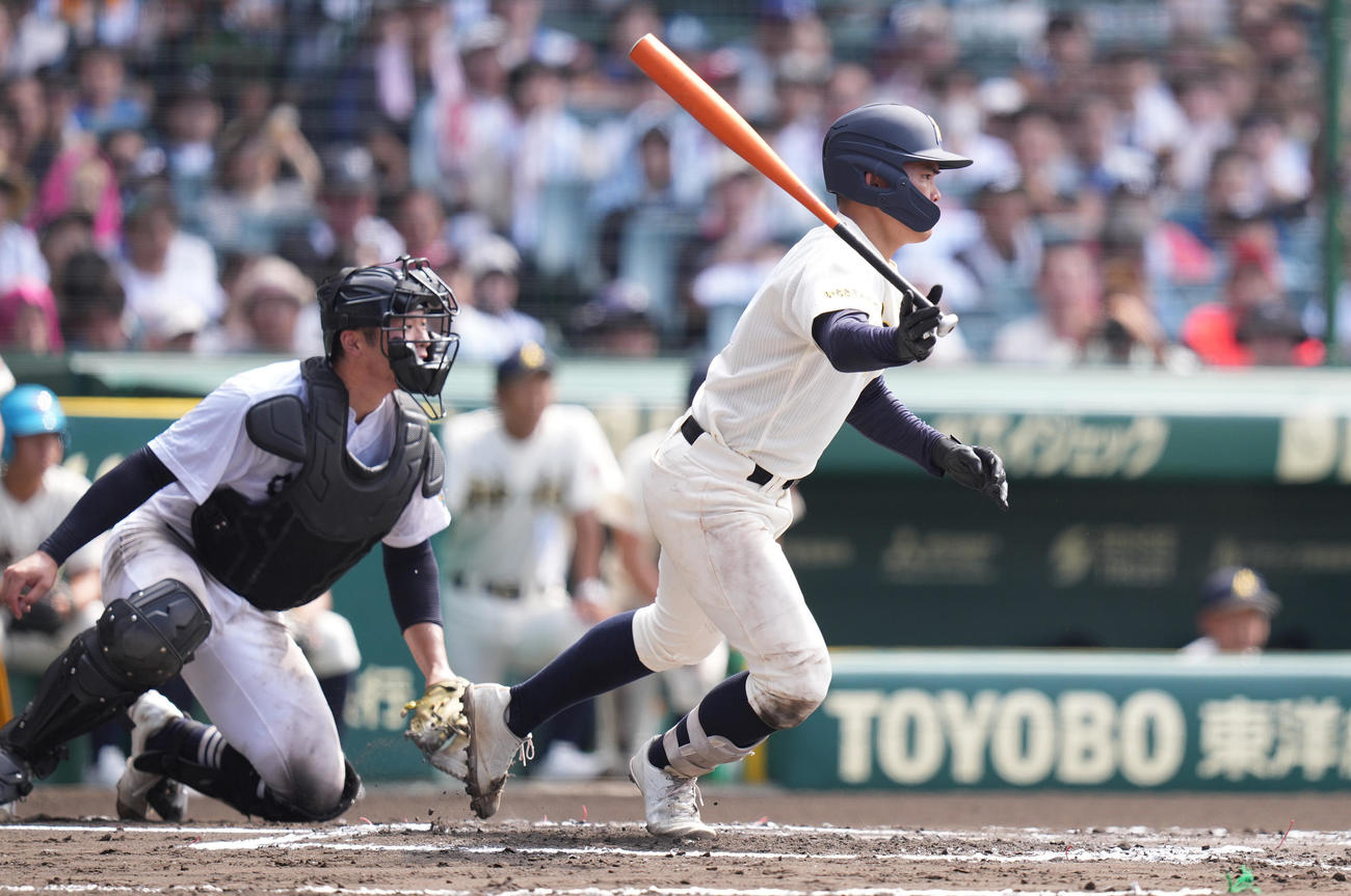 神村学園対中京大中京　6回表神村学園2死三塁、中前適時打を放つ今村（撮影・鈴木みどり）
