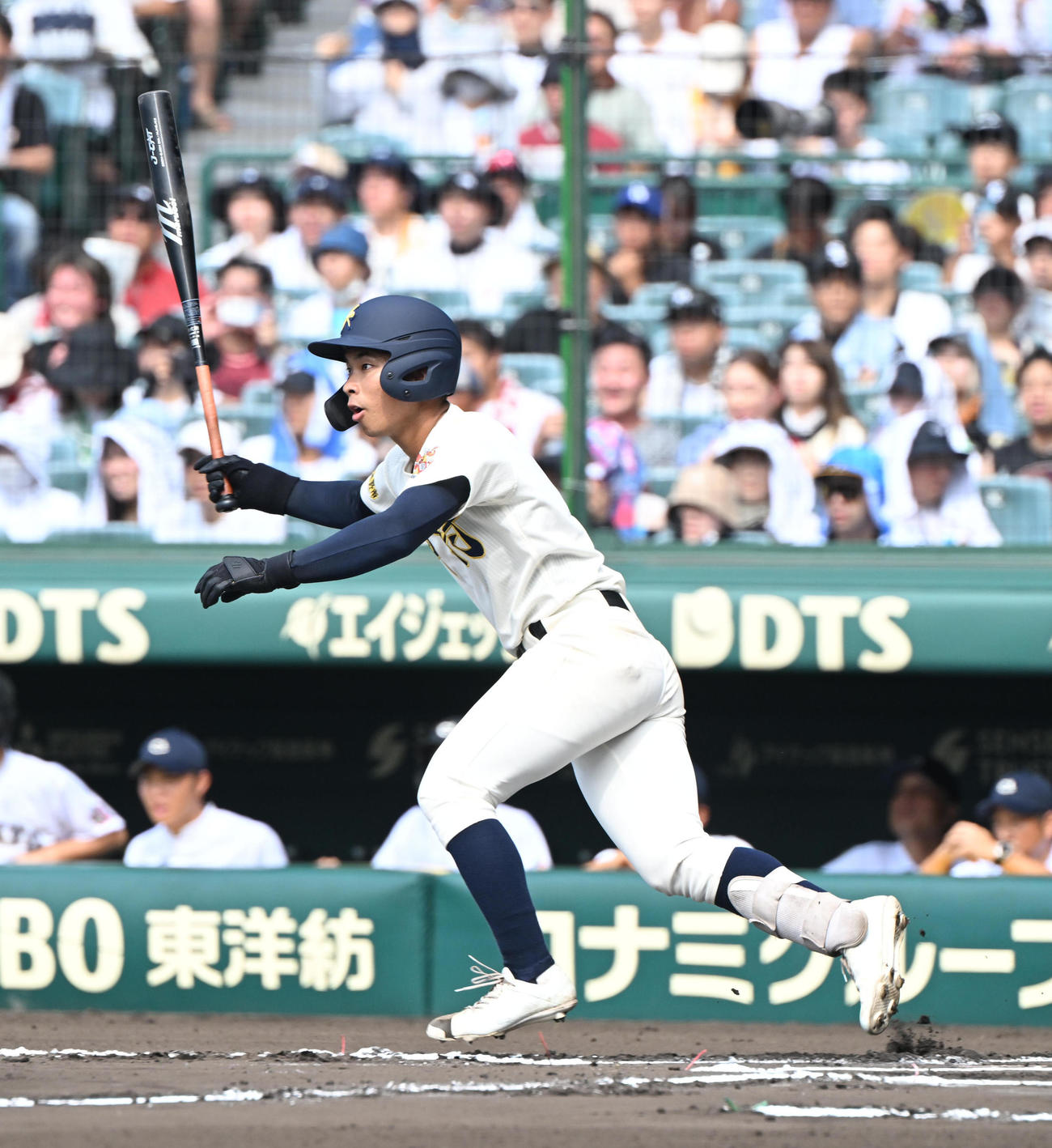 神村学園対中京大中京　6回表神村学園1死二塁、中前適時打を放つ上川床（撮影・和賀正仁）