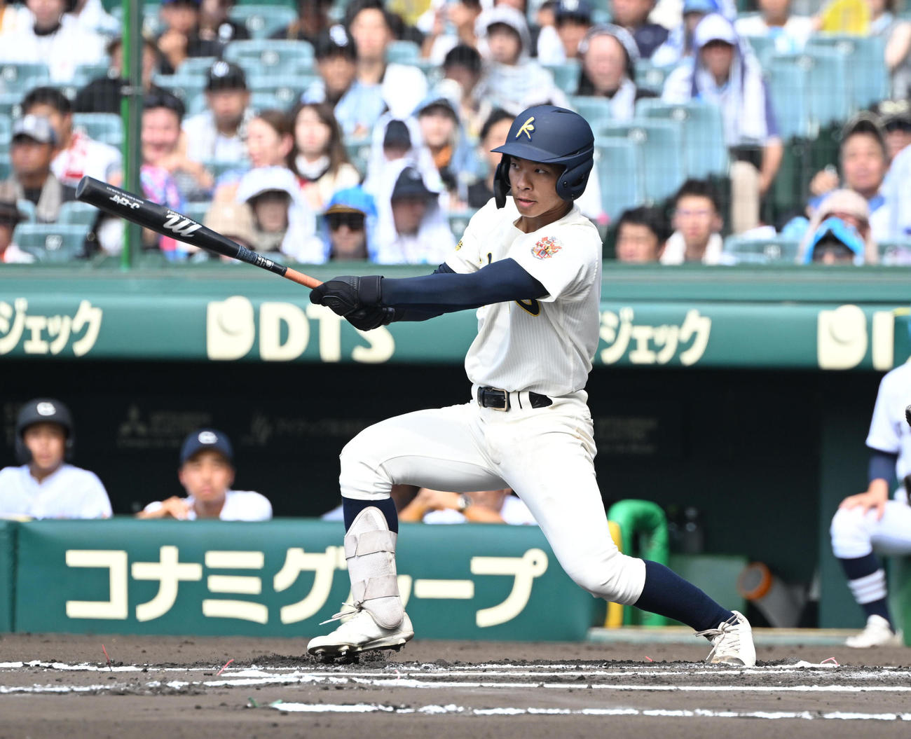神村学園対中京大中京　6回表神村学園1死二塁、中前適時打を放つ上川床（撮影・和賀正仁）