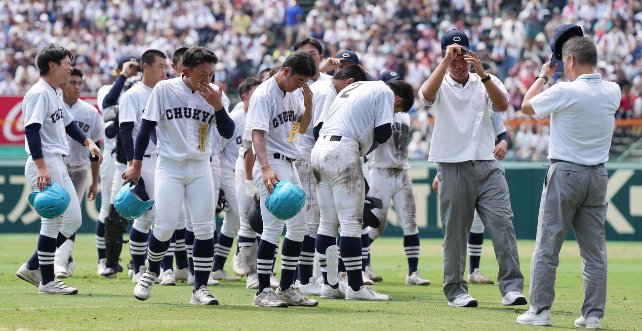 神村学園対中京大中京　神村学園に敗れ、涙する中京大中京ナイン（撮影・鈴木みどり）