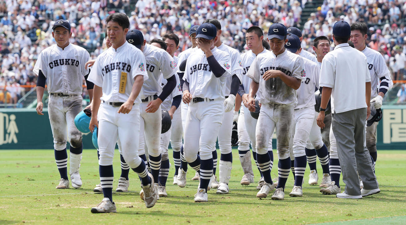 神村学園対中京大中京　神村学園に敗れ、涙する中京大中京ナイン（撮影・鈴木みどり）