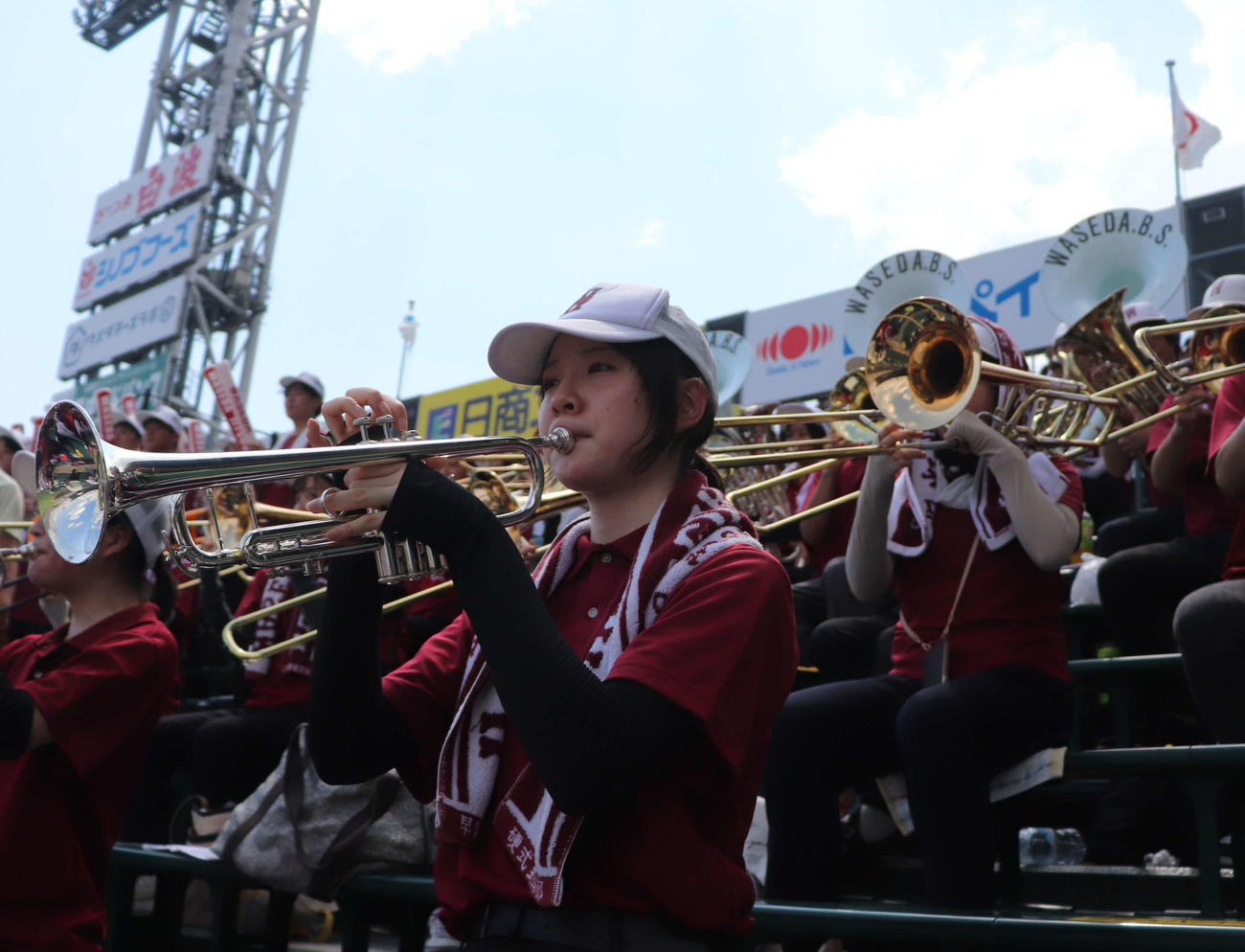 トランペットを演奏する早実OGの佐藤亜唯さん（撮影・中島麗）