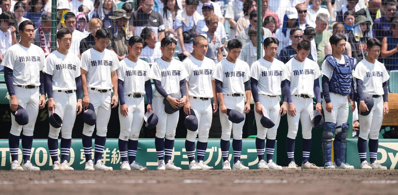 掛川西対岡山学芸館　終戦記念日のため黙とうする掛川西ナイン（撮影・鈴木みどり）