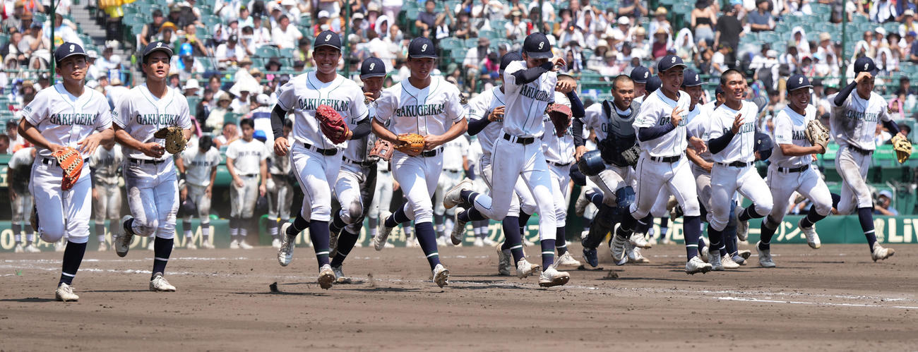 掛川西対岡山学芸館　掛川西に完封勝利し、駆け出す岡山学芸館ナイン（撮影・鈴木みどり）