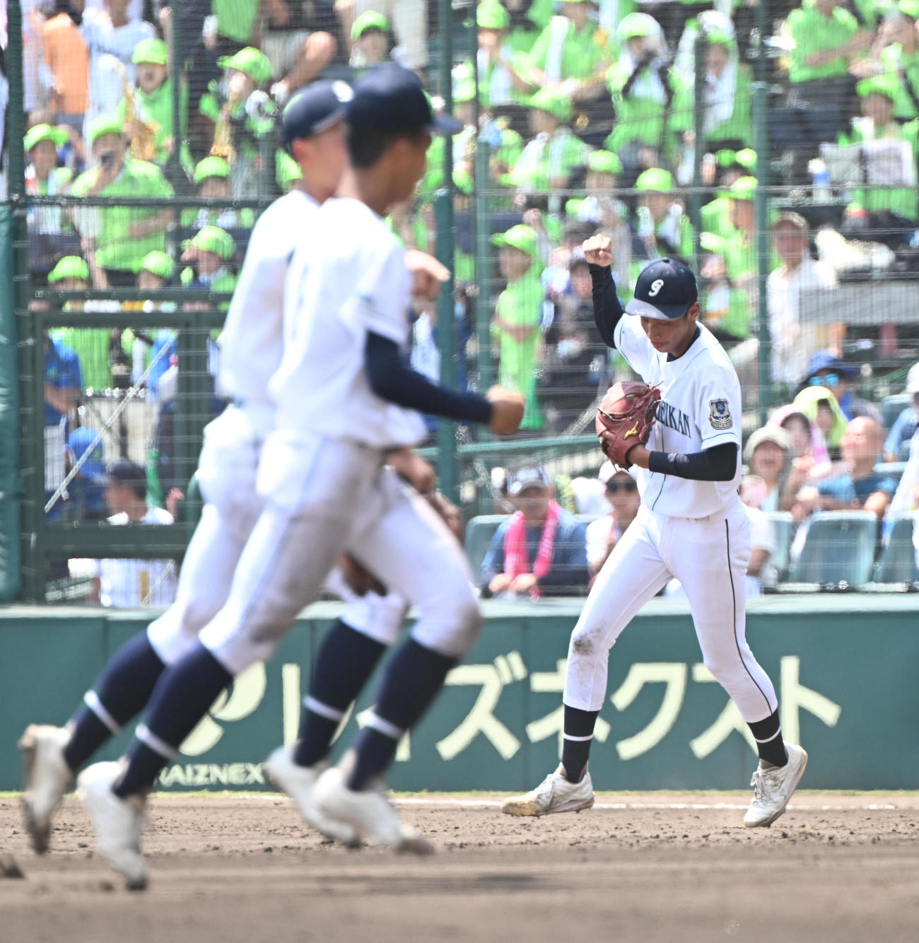 掛川西対岡山学芸館　9回表掛川西2死、最後の打者を投ゴロに仕留めガッツポーズする丹羽（撮影・和賀正仁）