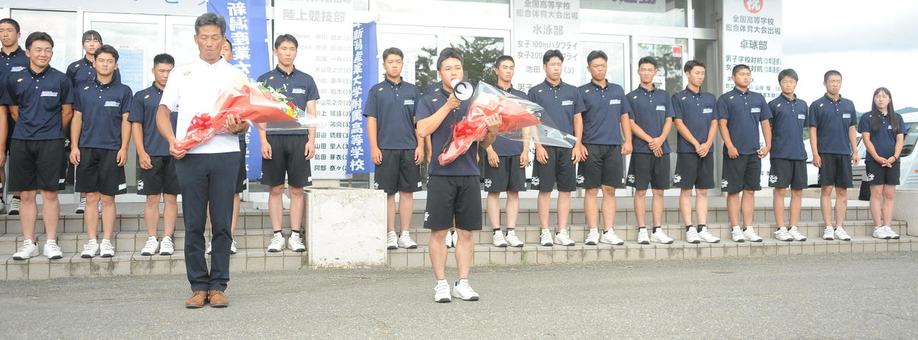 集まった教職員や保護者らにお礼を述べる平野主将（右手前）ら選手たち（撮影・小林忠）