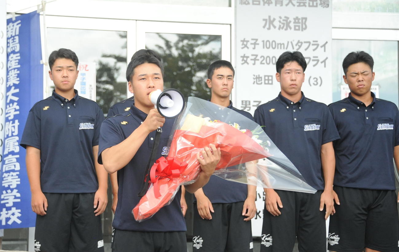 集まった教職員や保護者らにお礼を述べる平野主将（手前）ら選手たち（撮影・小林忠）