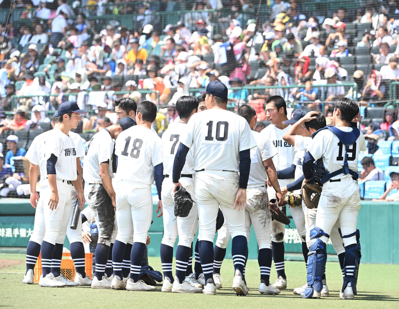 掛川西対岡山学芸館　9回、攻撃前に円陣を組む掛川西の選手ら（撮影・和賀正仁）