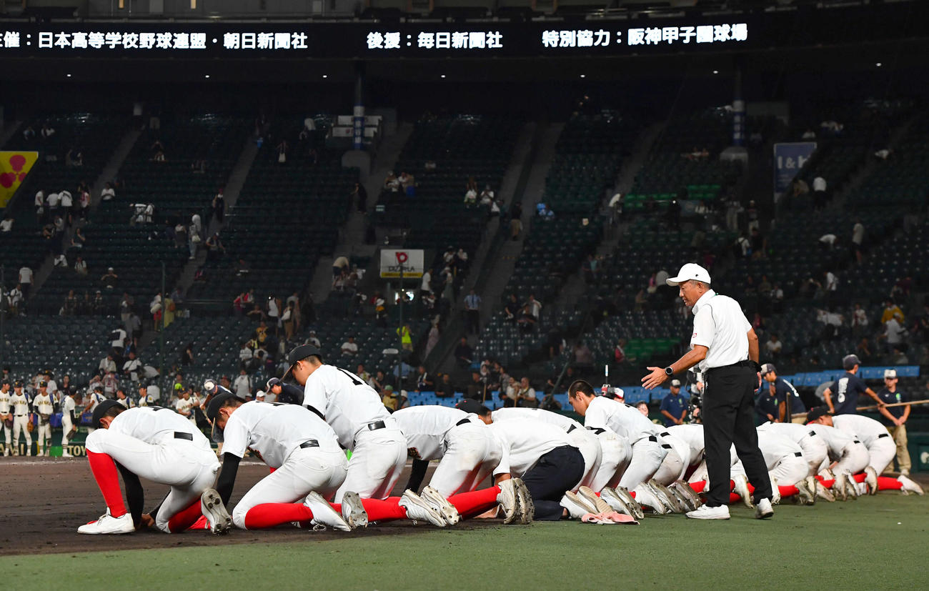 大社対創成館　タイブレークで大社に敗れ、甲子園球場の砂を持ち帰る創成館ナイン（撮影・岩下翔太）