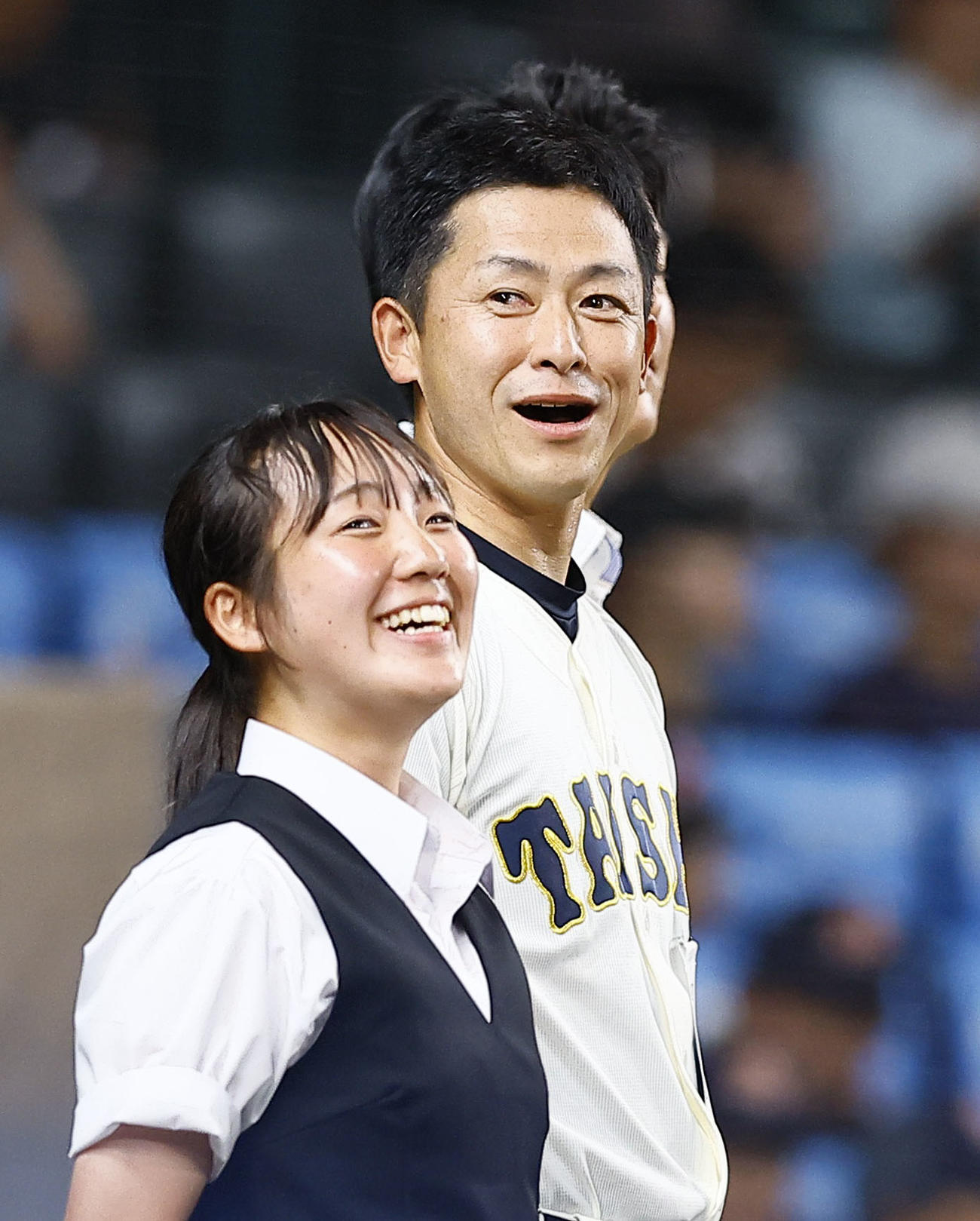 大社対創成館　創成館に勝利し、笑顔で校歌を歌う大社・石飛監督（右）（撮影・藤尾明華）